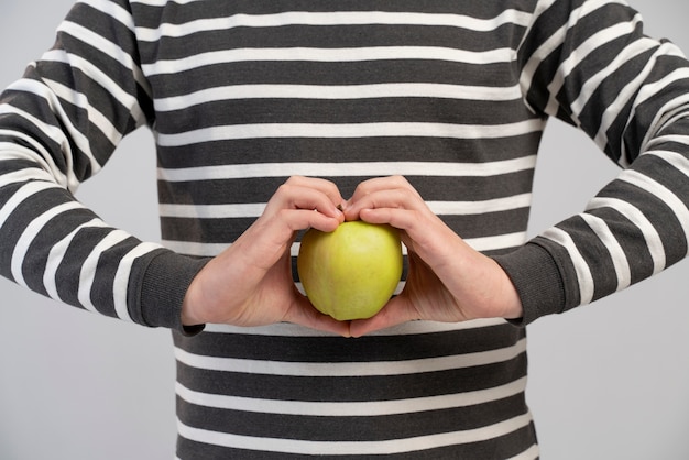 Foto gratuita persona con trastorno alimentario tratando de comer sano.