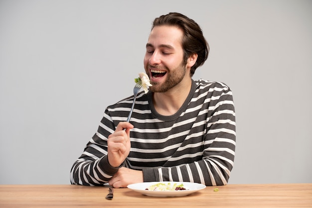 Foto gratuita persona con trastorno alimentario tratando de comer sano.