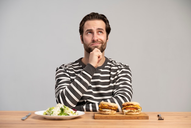 Foto gratuita persona con trastorno alimentario tratando de comer sano.