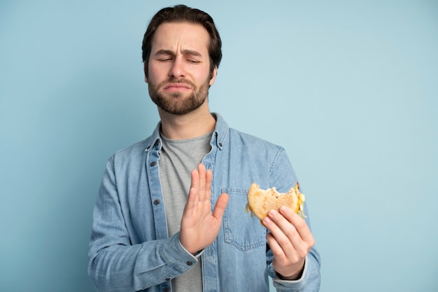 Foto gratuita persona con trastorno alimentario tratando de comer sano.