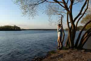 Foto gratuita persona triste y contemplativa cerca del lago.