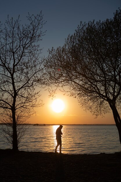 Persona triste y contemplativa cerca del lago.