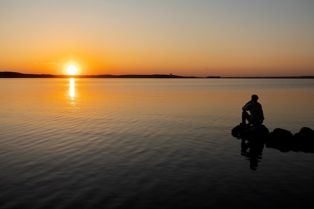 Foto gratuita persona triste y contemplativa cerca del lago.