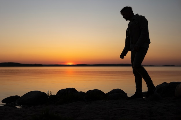 Persona triste y contemplativa cerca del lago.