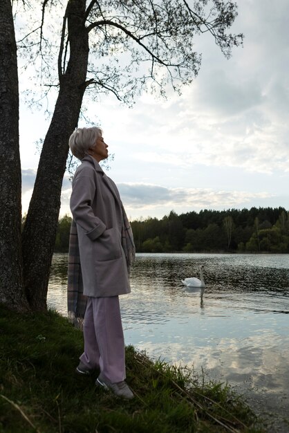 Persona triste y contemplativa cerca del lago.