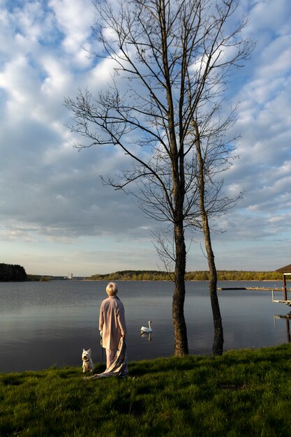 Foto gratuita persona triste y contemplativa cerca del lago.