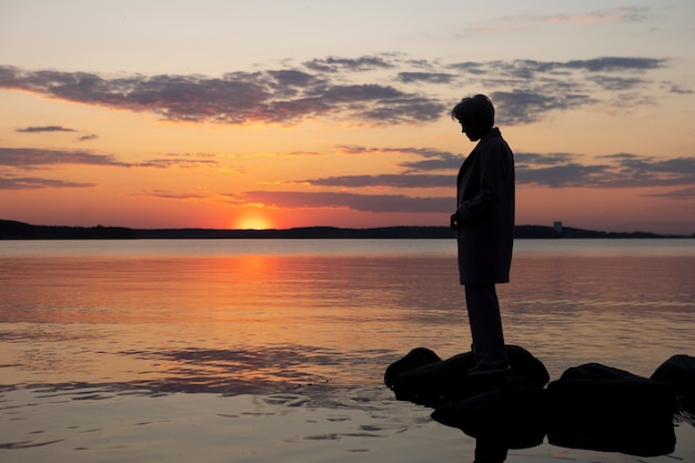 Foto gratuita persona triste y contemplativa cerca del lago.