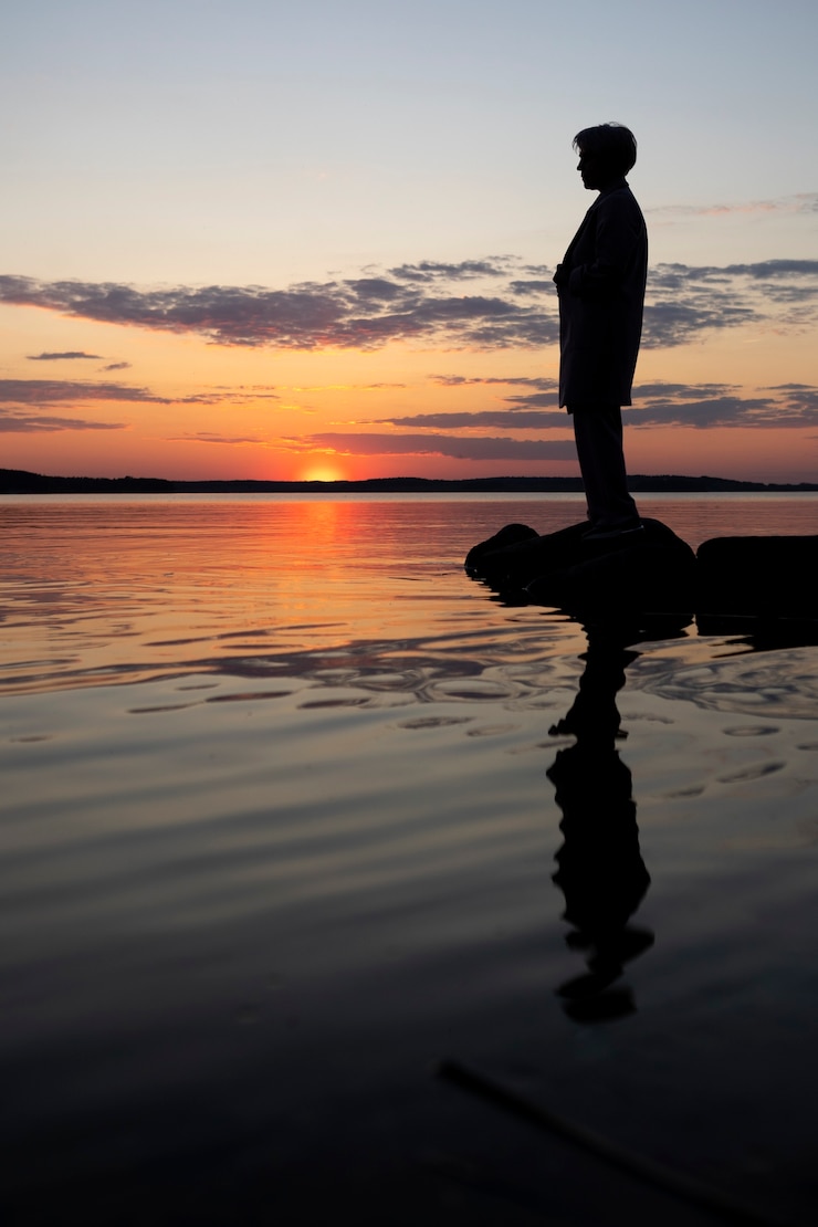Foto gratuito persona triste y contemplativa cerca del lago.