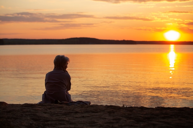 Foto gratuita persona triste y contemplativa cerca del lago.