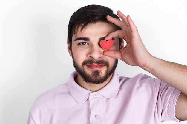 Foto gratuita persona triste corazón rojo muy bonito