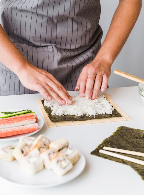 Foto gratuita persona untando arroz en nori