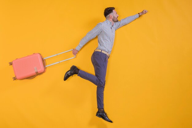 Persona volando con una maleta