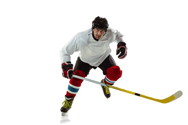 Personaje. Jugador de hockey masculino joven con el palo en la cancha de hielo y pared blanca. Deportista con equipo y casco practicando. Concepto de deporte, estilo de vida saludable, movimiento, movimiento, acción.