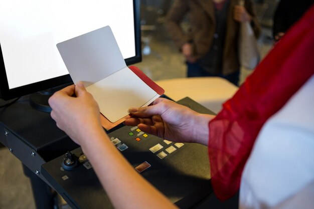 Personal femenino comprobando la tarjeta de embarque