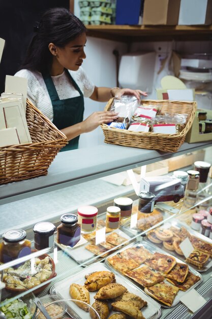 Personal femenino que trabaja en el mostrador de alimentos