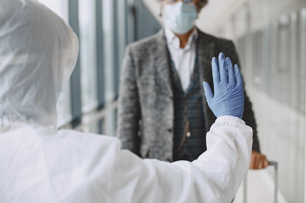 El personal médico está revisando al mayor. Control antes de ingresar al área con una epidemia de Covid-19.