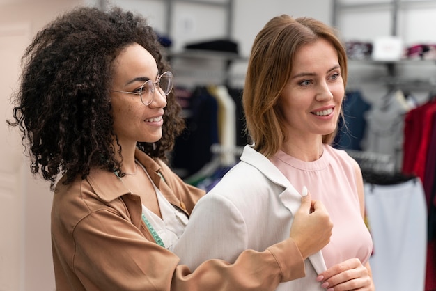 Personal shopper femenino ayudando a cutomer