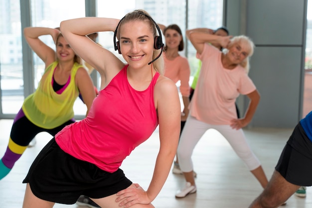 Personas activas que participan en la clase de zumba.