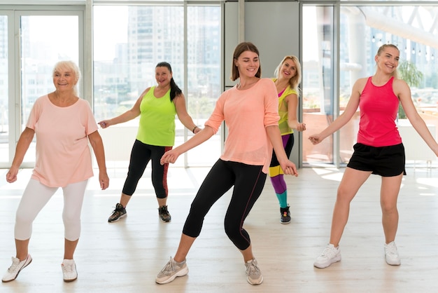 Foto gratuita personas activas que participan en la clase de zumba.