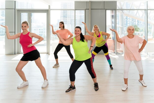 Personas activas que participan juntas en la clase de zumba.