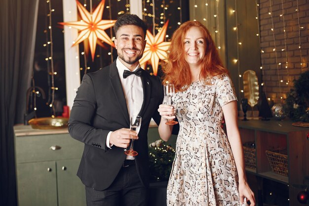 Personas en adornos navideños. Hombre con traje negro.