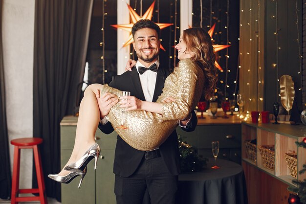 Personas en adornos navideños. Hombre con traje negro.