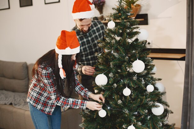 Personas en adornos navideños.