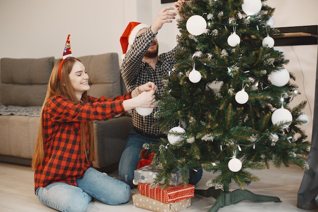 Personas en adornos navideños.