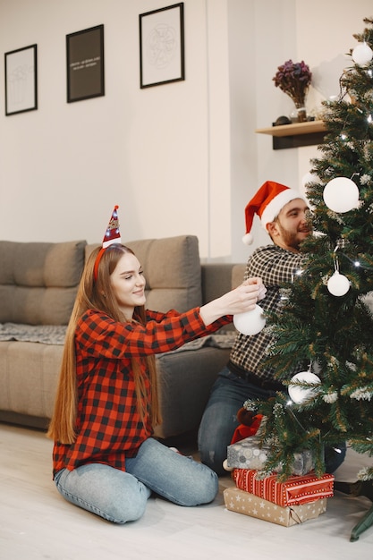 Personas en adornos navideños.