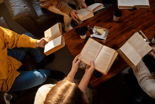 Personas de alto ángulo leyendo juntas
