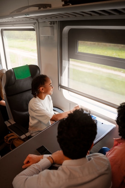 Foto gratuita personas de alto ángulo que viajan en tren.