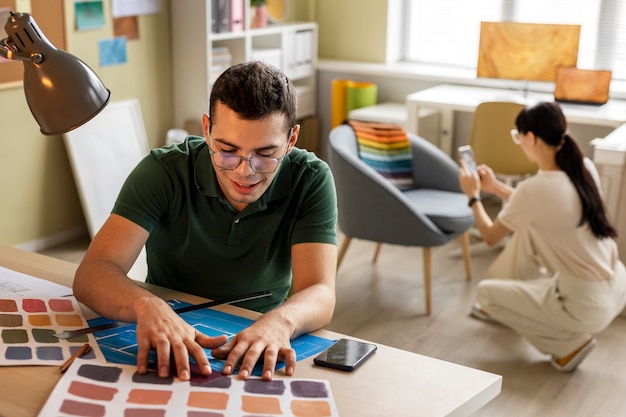 Foto gratuita personas de alto ángulo trabajando en interiores.