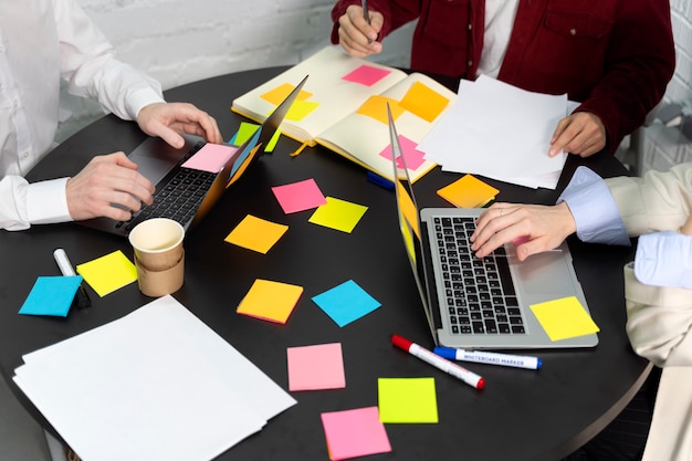 Personas de alto ángulo trabajando juntas