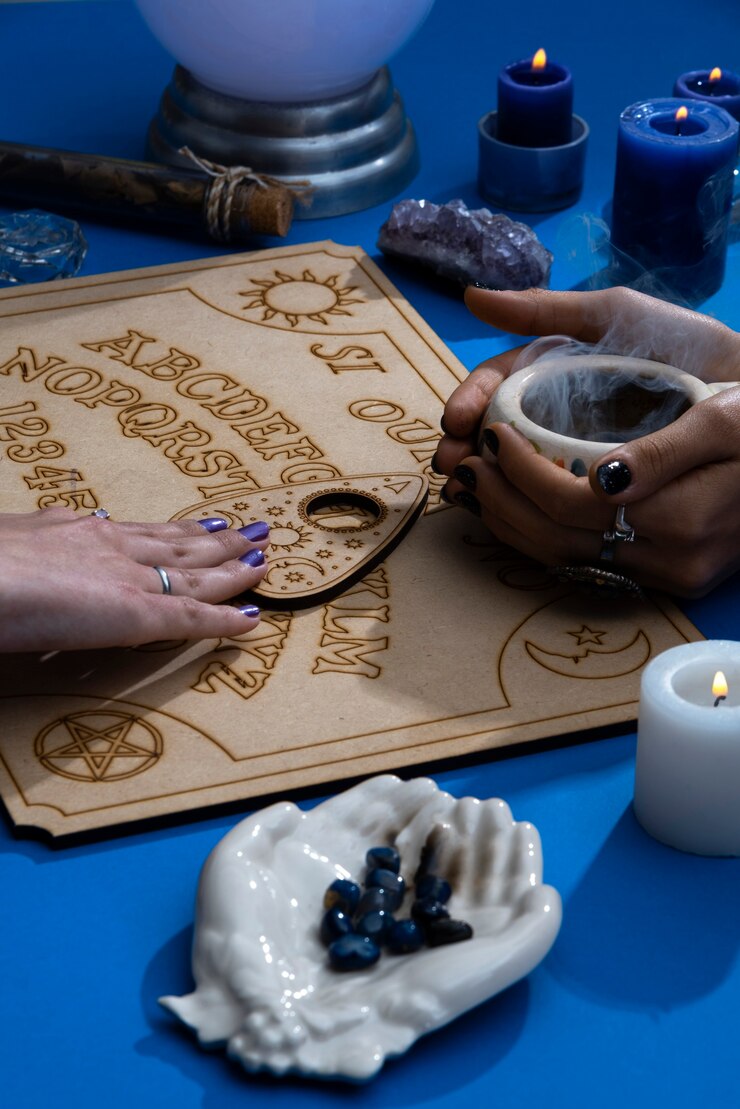 Foto gratuito personas de alto ángulo usando tablero de ouija