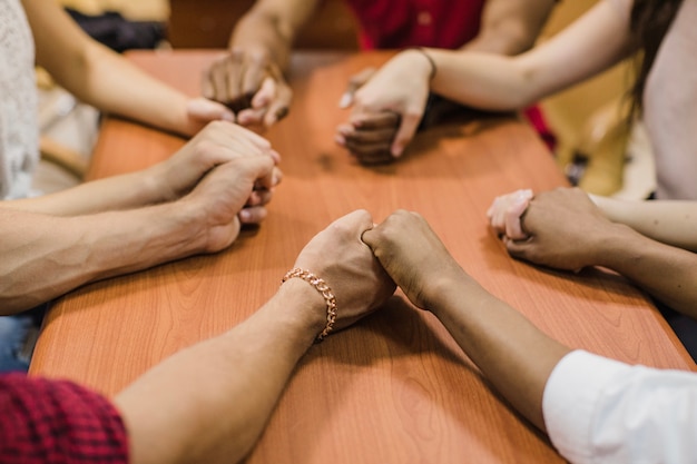 Personas anónimas tomados de la mano