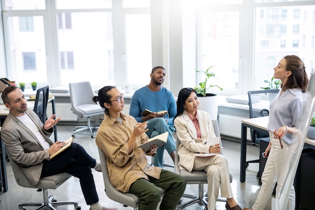 Personas aprendiendo idiomas en el trabajo plano medio