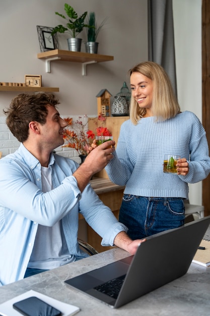 Personas con bebidas tiro medio