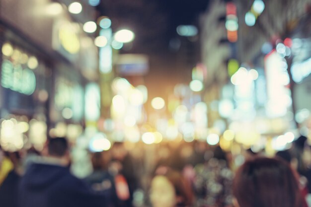 Personas borrosas en el camino de Dotonbori en el districto de Namba, Osaka - Japón.