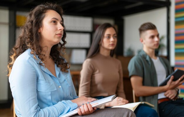 Personas borrosas de plano medio en terapia