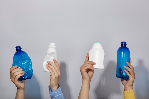 Foto gratuita personas con botellas de plástico reciclaje mínimo