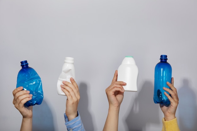 Personas con botellas de plástico reciclaje mínimo
