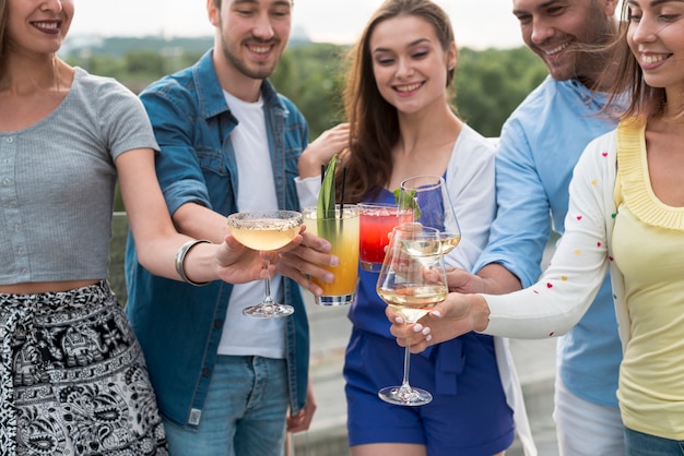 Foto gratuita personas brindis en una fiesta