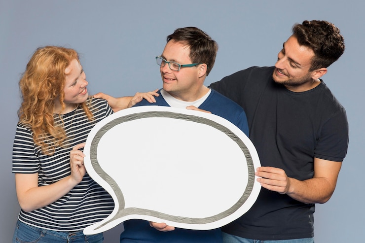 Foto gratuito personas con una burbuja de discurso de papel