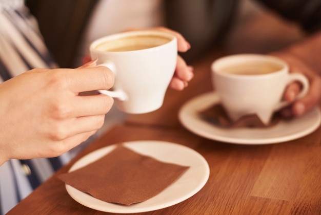 Personas en la cafetería tomando café