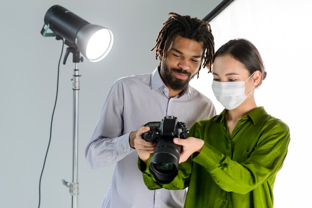 Personas con camara y mascara medica