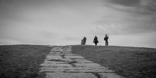 Foto gratuita personas en una caminata