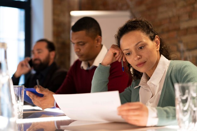 Personas cansadas que trabajan hasta tarde en su oficina.