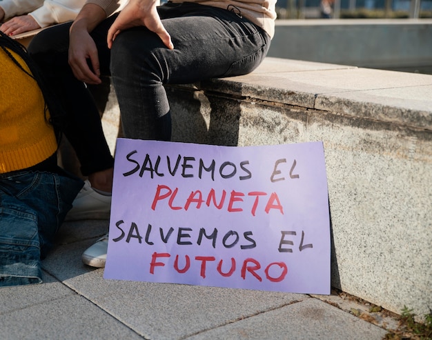 Foto gratuita personas con cartel en protesta por el medio ambiente.