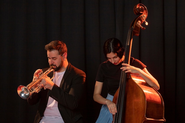 Personas celebrando el evento del día del jazz.