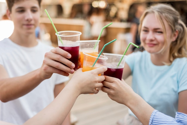 Personas celebrando el fin del coronavirus